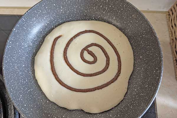 wylany na patelnię placek z masą cynamonową