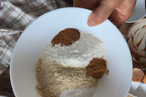 suche składniki na ciasto czekoladowe z gruszkami