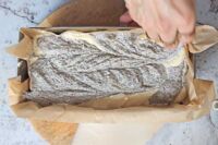 mieszanie warstw ciasta z makiem