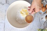 dodawanie składników na ciasto marmurkowe