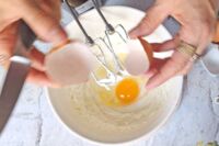 dodawanie jajek do ciasta na babkę marmurkową