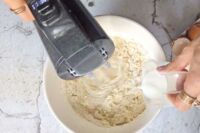 mieszanie ciasta z mlekiem