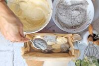 nakładanie warstw ciasta z makiem i zwykłego do formy do pieczenia