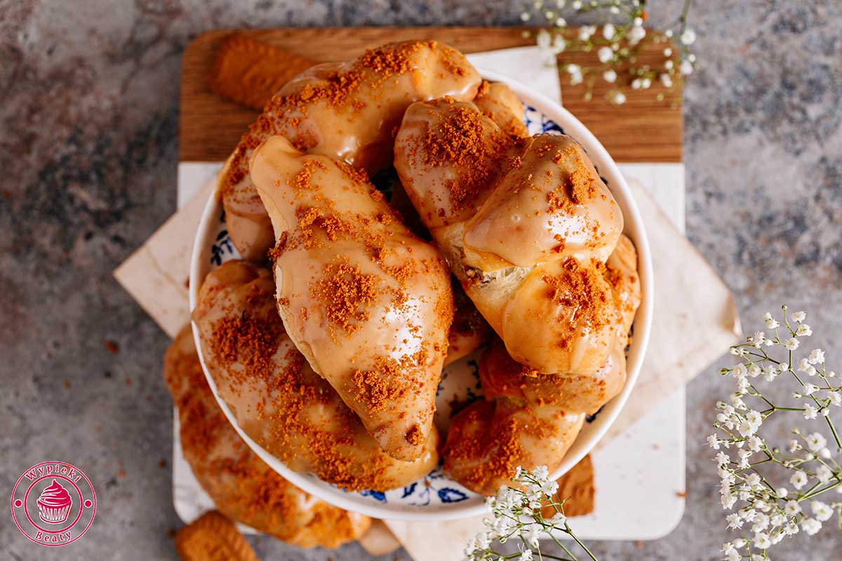 puszyste rogaliki ze słodkim kremem biscoff i polewą biscoff drożdżowe rogaliki biscoff z nadzieniem z kremu lotus i ciasteczkami