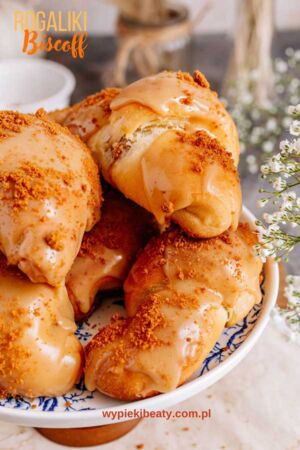 drożdżowe rogaliki biscoff z kremem biscoff lotus