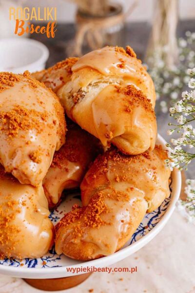 Drożdżowe rogaliki Biscoff drożdżowe rogaliki biscoff z kremem biscoff lotus