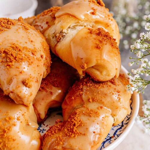 drożdżowe rogaliki biscoff z kremem biscoff lotus