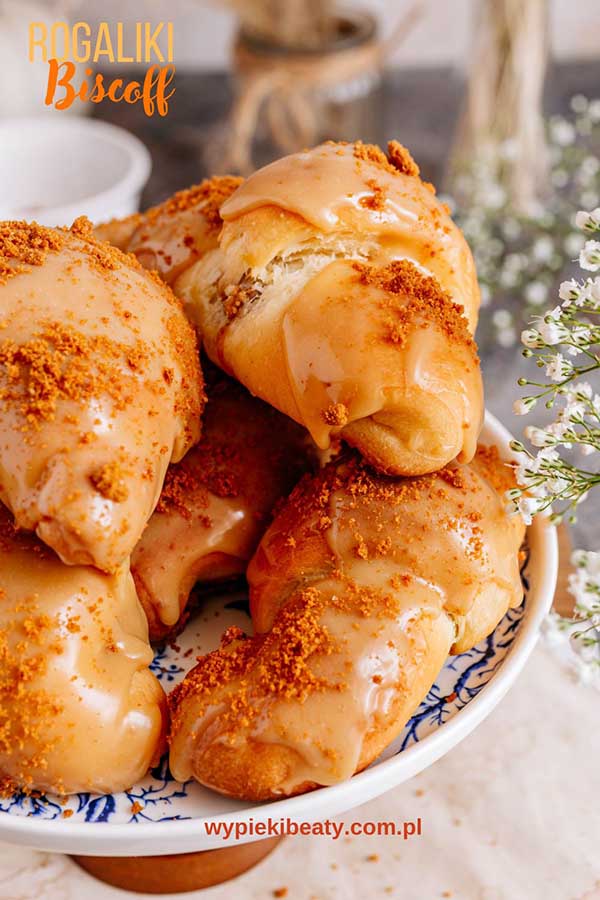 drożdżowe rogaliki biscoff z kremem biscoff lotus