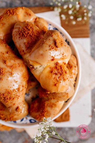 domowe rogaliki z nadzieniem i lukrem biscoff