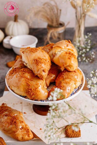 puszyste rogaliki z nadzieniem z kremu biscoff