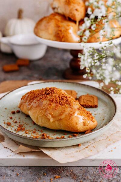przepis na drożdżowe rogaliki z kremem biscoff i lukrem