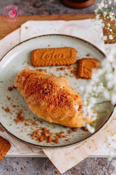 drożdżowe rogaliki z kremem lotus biscoff