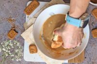 maczanie rogalików w lukrze biscoff