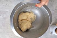 wyrobione ciasto drożdżowe na rogaliki biscoff