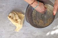 zagniatanie ciasta drożdżowego na rogaliki