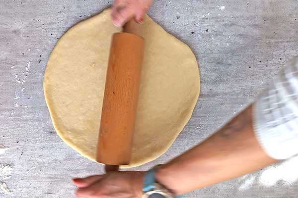 wałkowanie ciasta na rogaliki