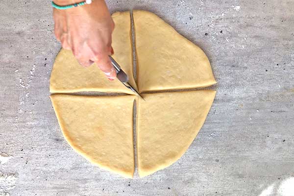 dzielenie ciasta drożdżowego na trójkąty do rogalików