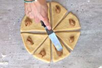 nakładanie kremu biscoff na trójkąty z ciasta drożdżowego