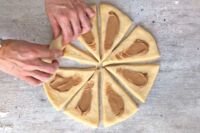 zwijanie rogalików z masą biscoff