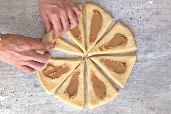 zwijanie rogalików z masą biscoff