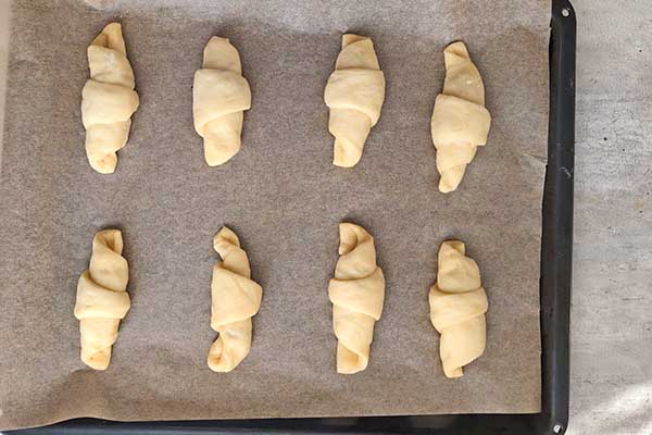 zwinięte rogaliki biscoff ułożone na blaszce z piekarnika