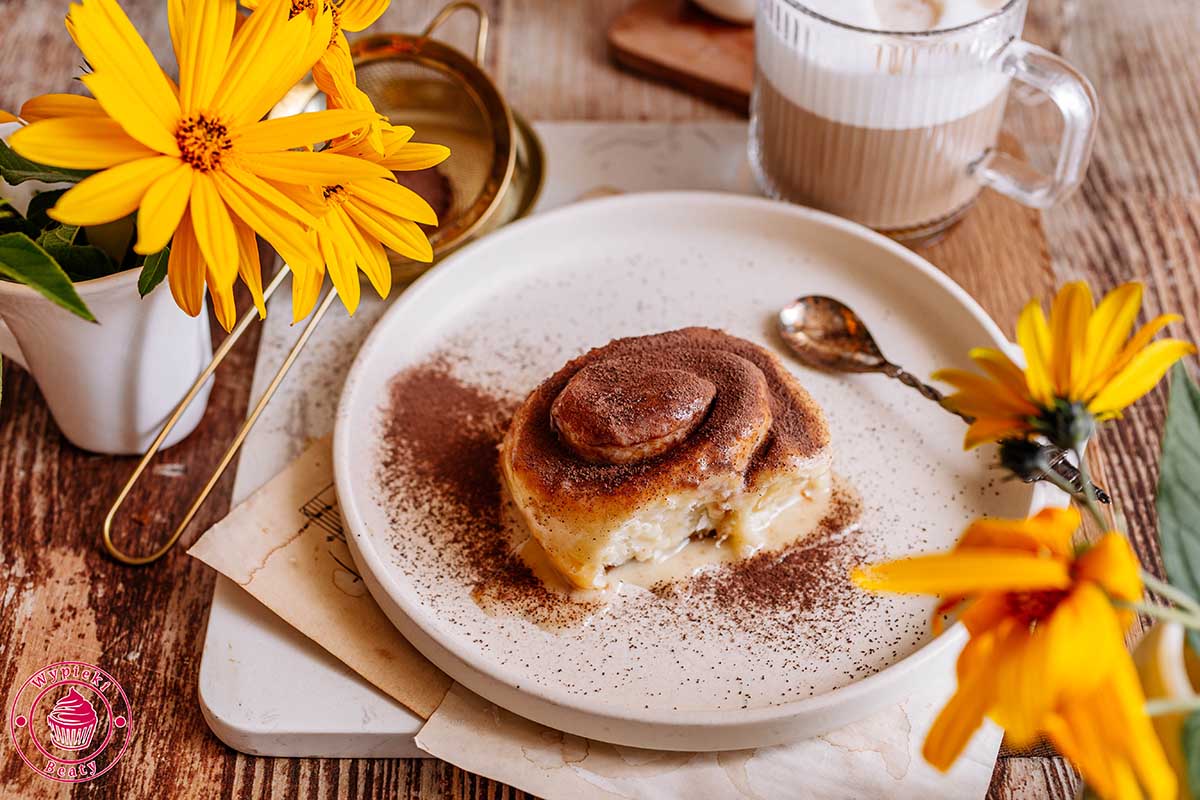 puszyste bułeczki tiramisu z nadzieniem kawowym i mascarpone przepis krok po kroku słodkie drożdżówki tiramisu z mascarpone i kawą prosty przepis