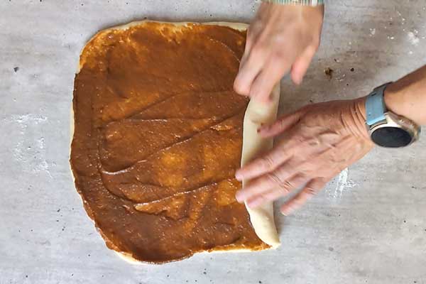 zwijanie ciasta drożdżowego z masą kawową w rulon