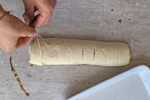 dzielenie ciasta na ślimaczki tiramisu nitka na porcje