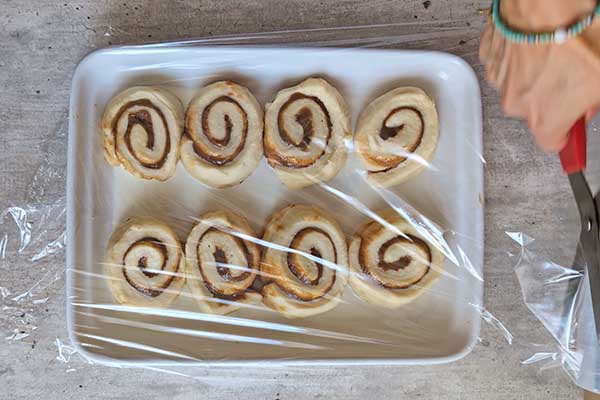 przykrywanie formy ze ślimaczkami tiramisu folią spożywczą