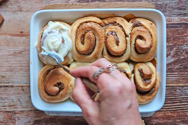 smarowanie upieczonych ślimaczków tiramisu masą serkową