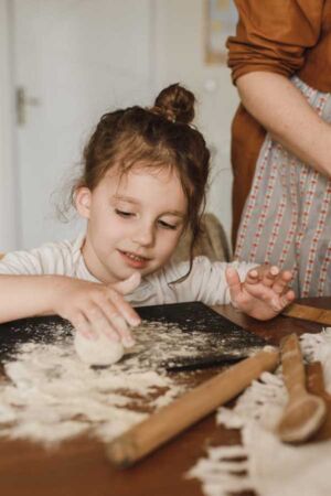 dziewczynka gotująca w kuchni