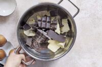 rozpuszczanie masła z czekoladą do ciasta brownie