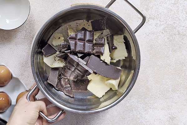 rozpuszczanie masła z czekoladą do ciasta brownie