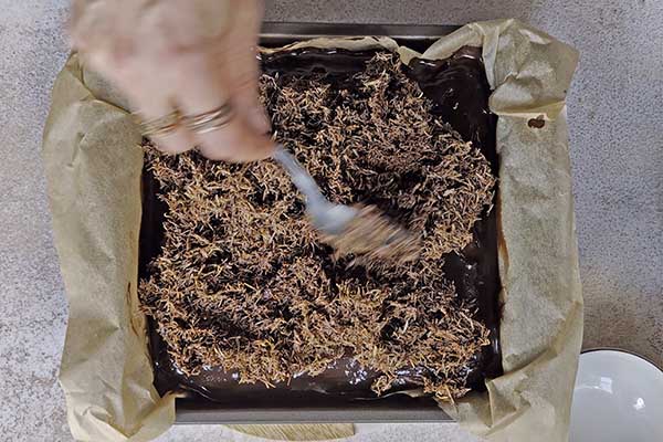 wykładanie masy z kadayif na brownie