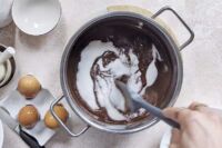 dodawanie cukru do ciasta na brownie