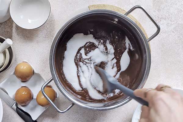 dodawanie cukru do ciasta na brownie