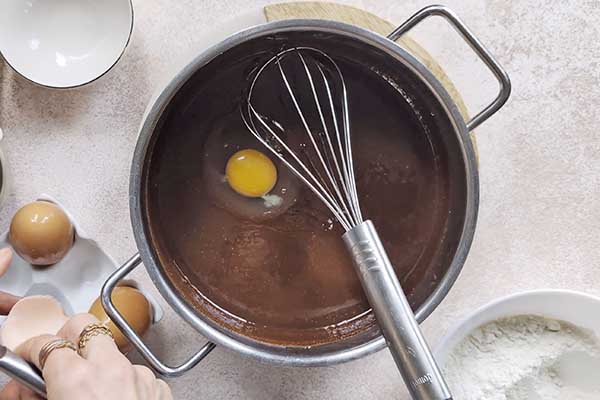 dodawanie jajek do ciasta brownie