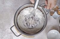 mieszanie ciasta z mąką