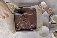 wykładanie ciasta brownie do przygotowanej formy do pieczenia