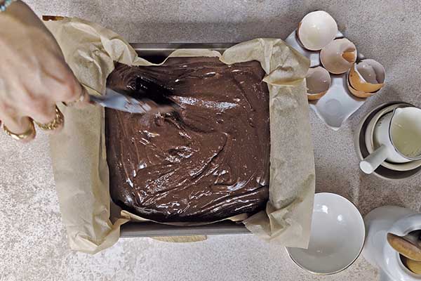 wykładanie ciasta brownie do przygotowanej formy do pieczenia