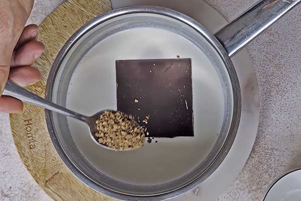 przygotowanie polewy czekoladowej na brownie