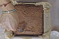 nakłuwanie brownie widelcem