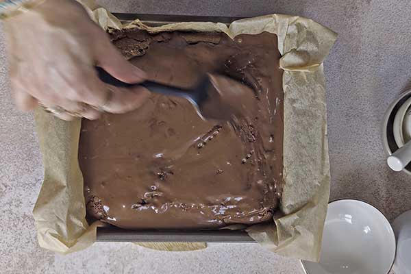 smarowanie brownie polewą czekoladową