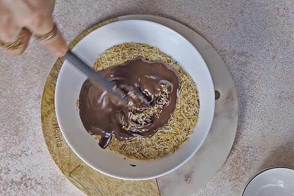 mieszanie kadayif z rozpuszczoną nuttellą