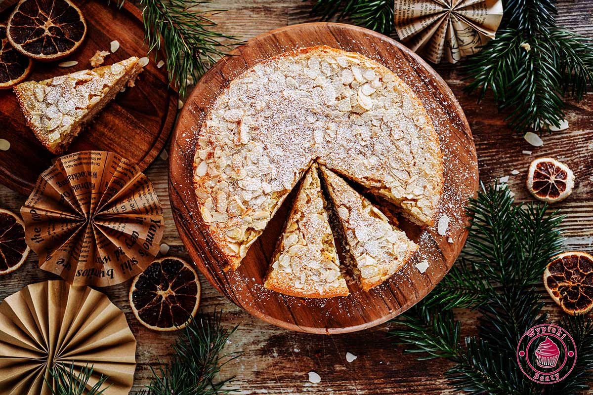 ciasto piernikowe z marcepanową masą i migdałami