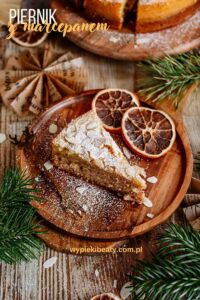 Moist Gingerbread Cake with Apples gingerbread cake with almond filling and gingerbread cookies