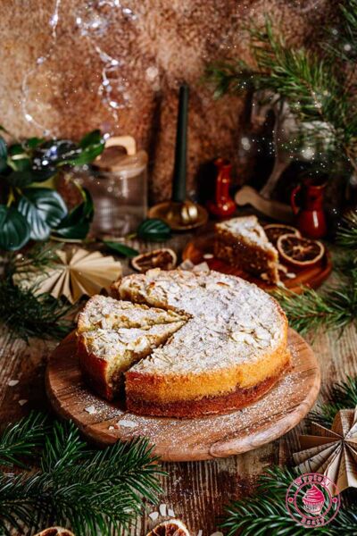 ciasto korzenne z migdałowym frangipane i migdałami