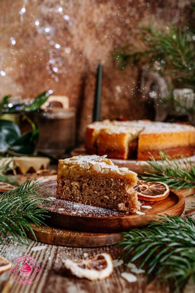 prosty wilgotny piernik z marcepanem i migdałami