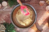 wykładanie masy migdałowej na podpieczone ciasto