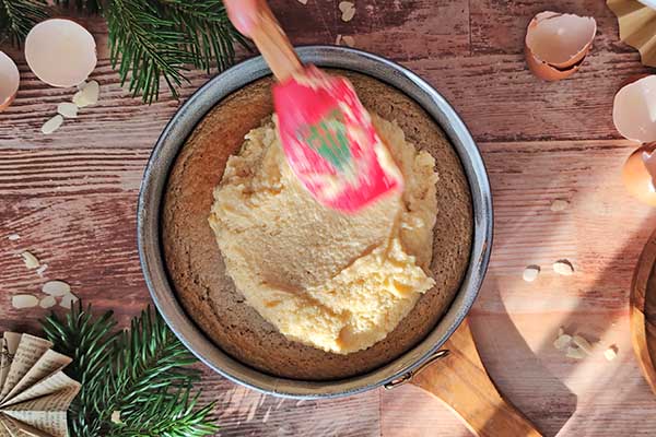 wykładanie masy migdałowej na podpieczone ciasto